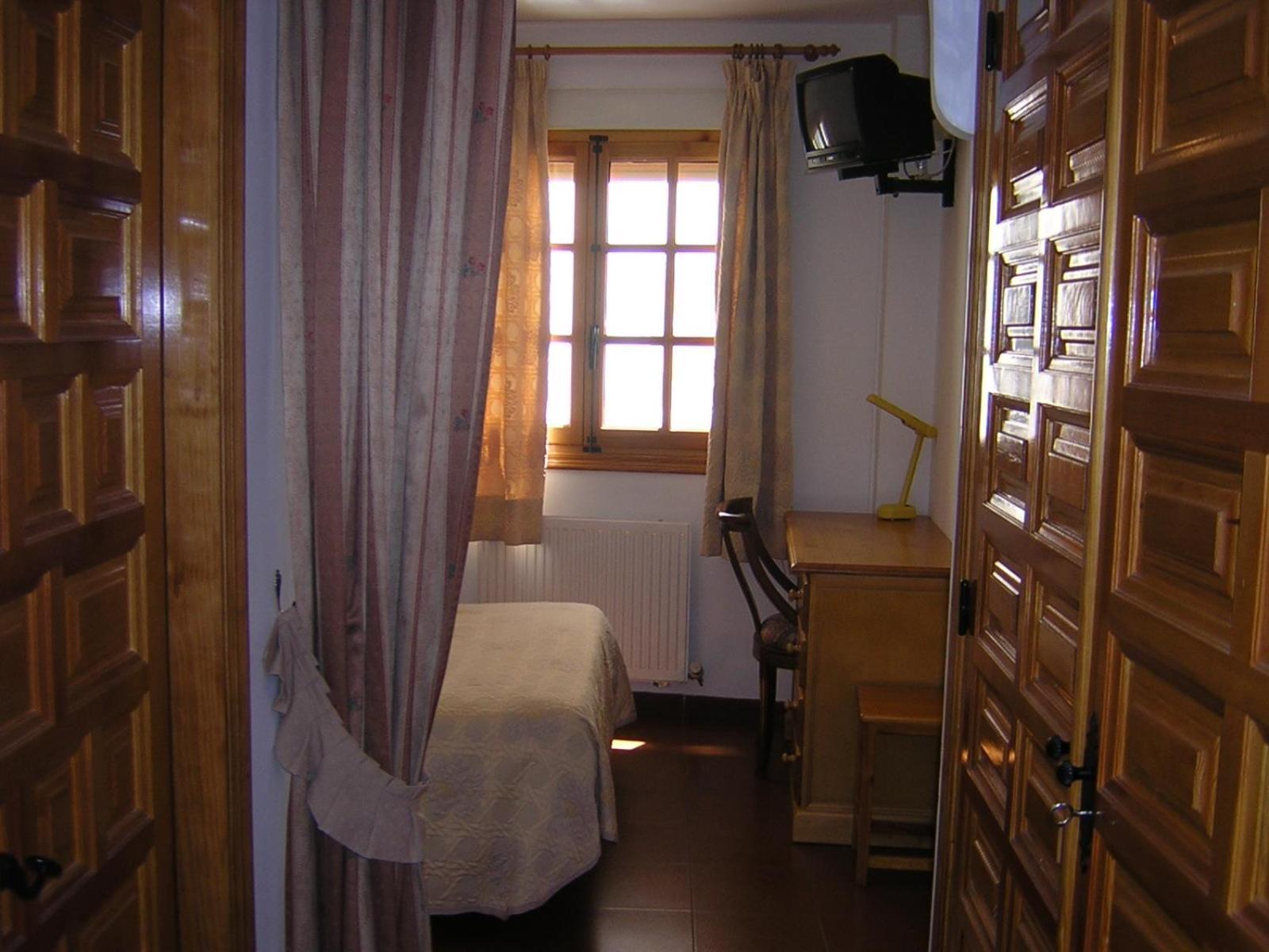 Hostal Restaurante La Muralla Canete  외부 사진