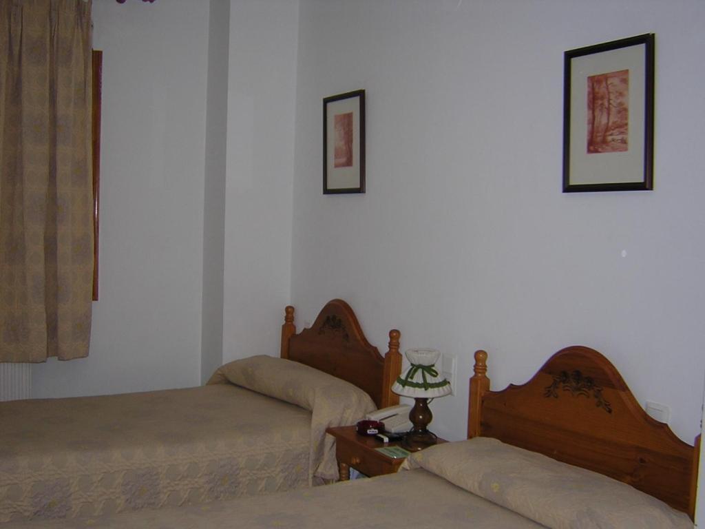 Hostal Restaurante La Muralla Canete  외부 사진