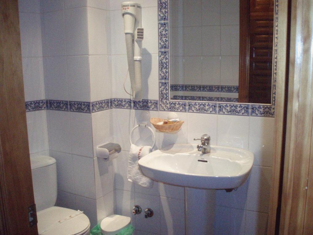 Hostal Restaurante La Muralla Canete  객실 사진